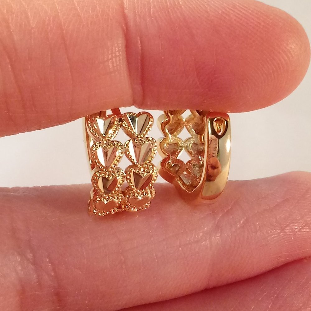 18K Yellow Gold Filled Laser Carved Heart Huggie Earrings 15mm Women's Classic - Picture 2 of 3